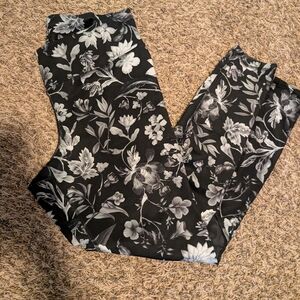 5/$15 Old Navy | Black/White Elevate Leggings
